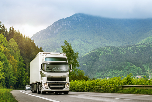 LKW auf einer Bergstraße, perfekt für das VitaL Hüftkissen