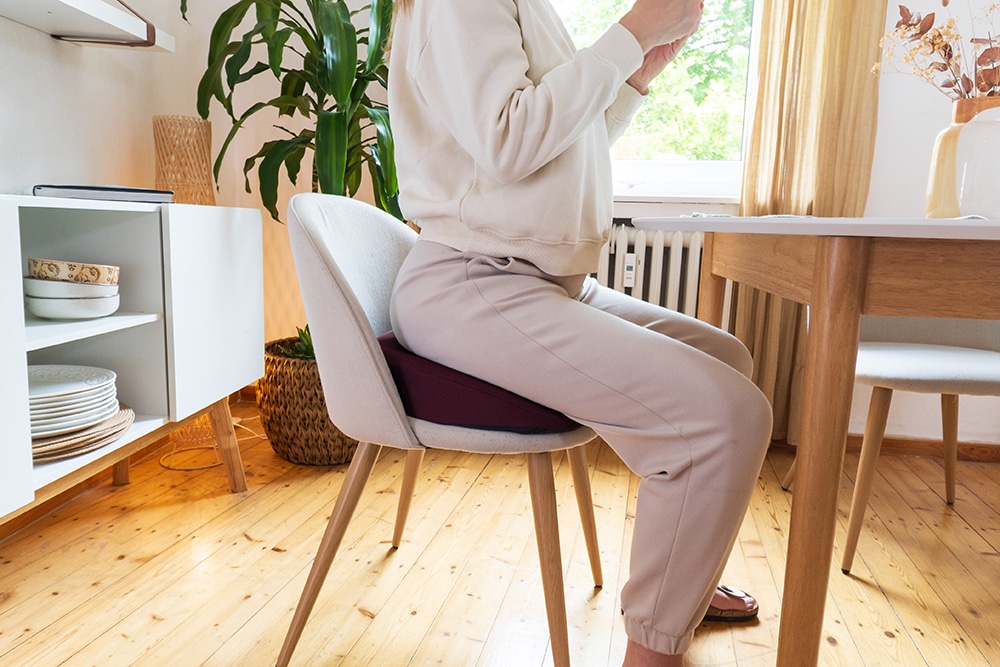 Richtiges Sitzen nach Hüft-OP mit Sitzkissen auf Stuhl