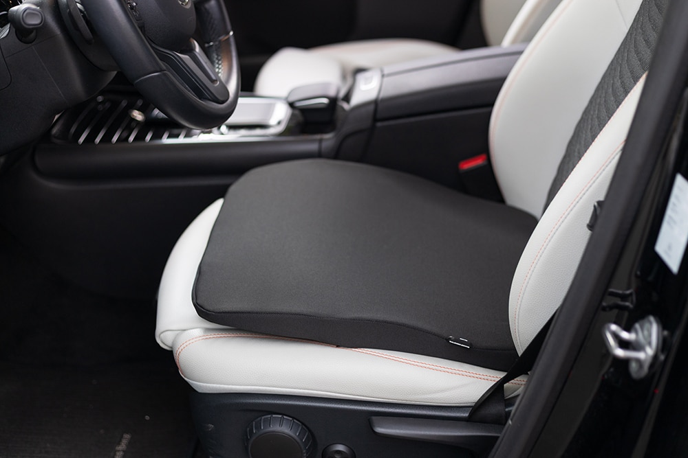 Orthopädisches Sitzkissen auf Autositz